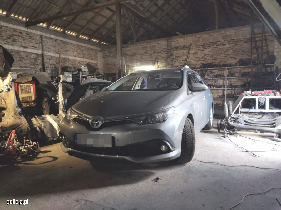 Kradli Toyoty w Niemczech, demontowali na części pod Tłuszczem