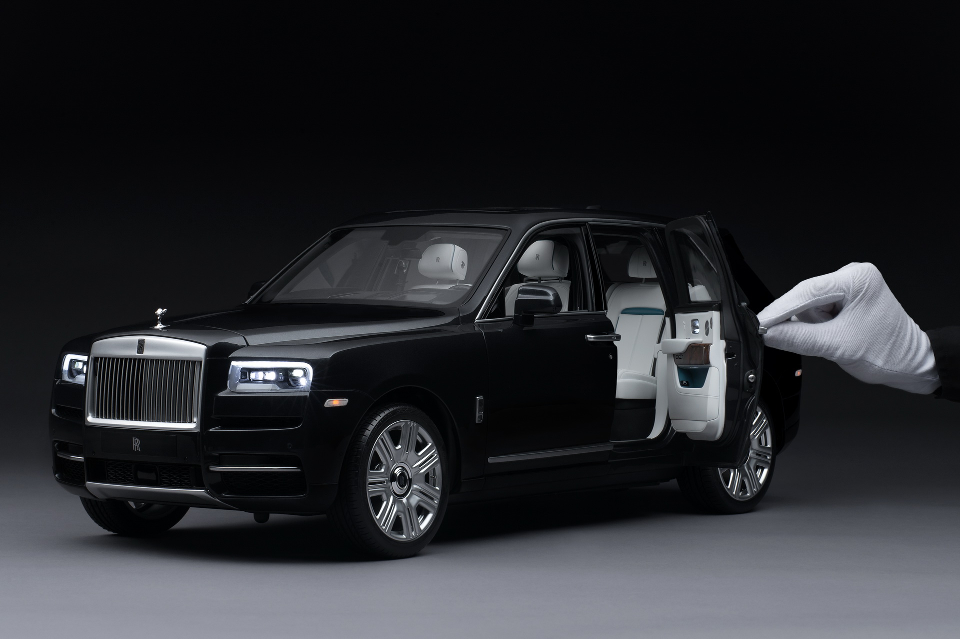  Rolls-Royce Cullinan w skali 1:8 &ndash; Jak prawdziwy