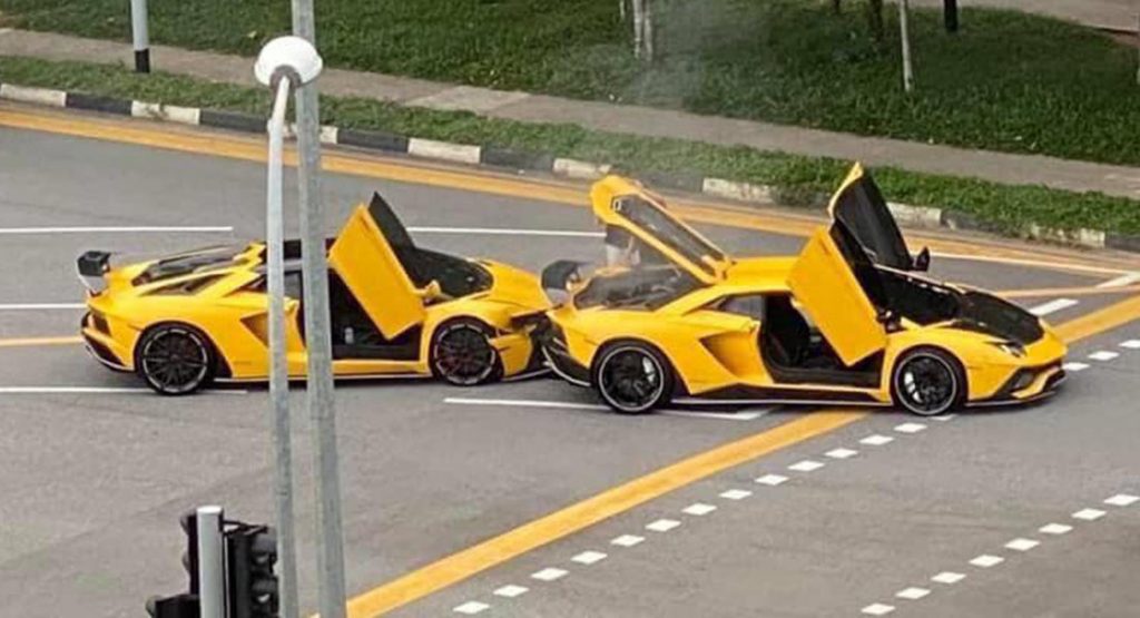  Kraksa dw&oacute;ch Lamborghini Aventador S