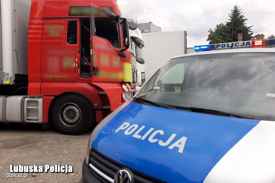 Policjanci musieli wybić szybę, aby wyciągnąć pijanego kierowcę z pojazdu