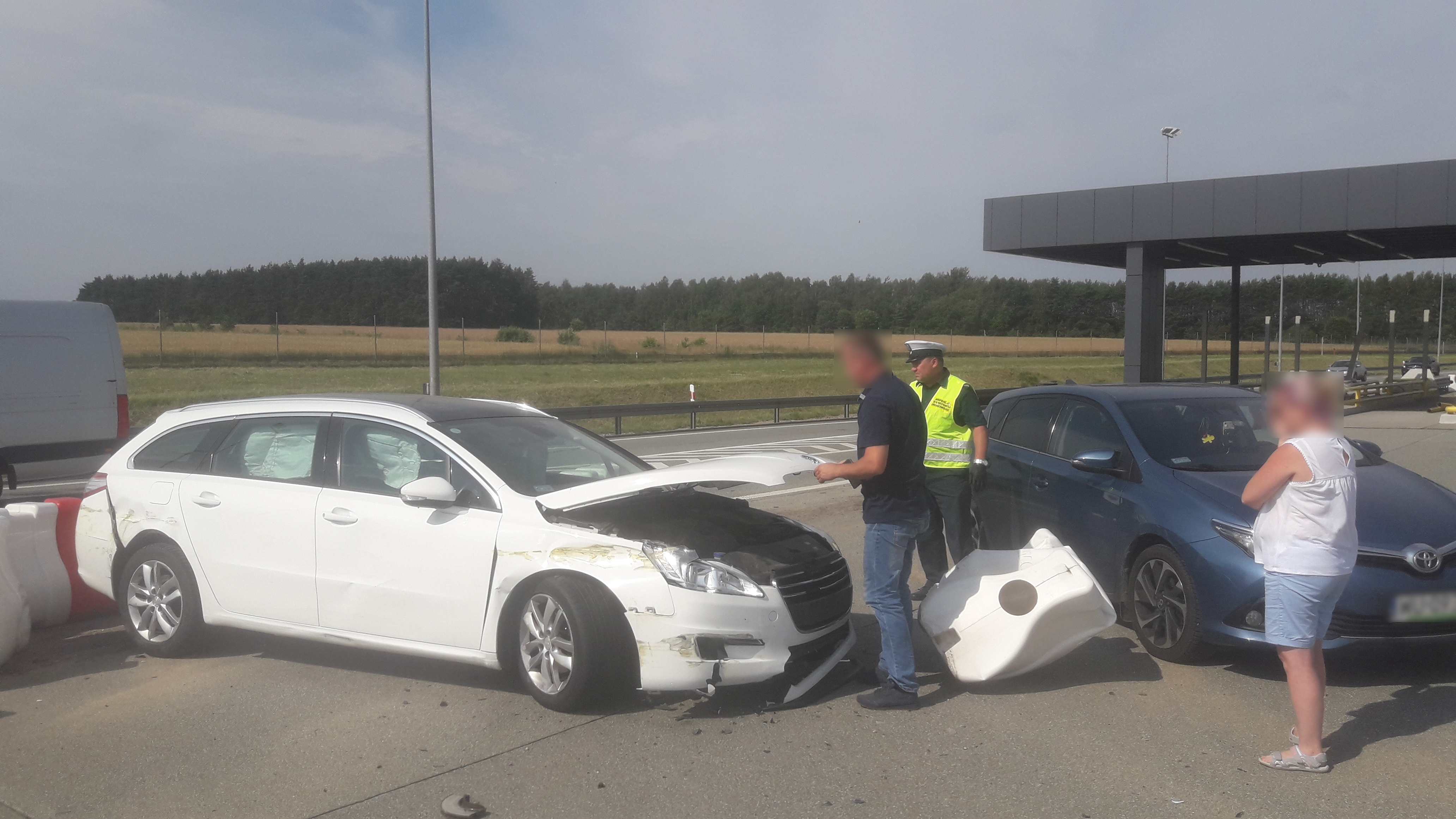 Rozpędzonym autem nie zmieścił się w bramki