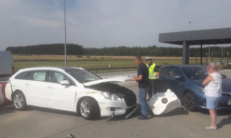 Rozpędzonym autem nie zmieścił się w bramki