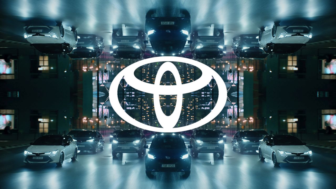 Toyota zmienia logo