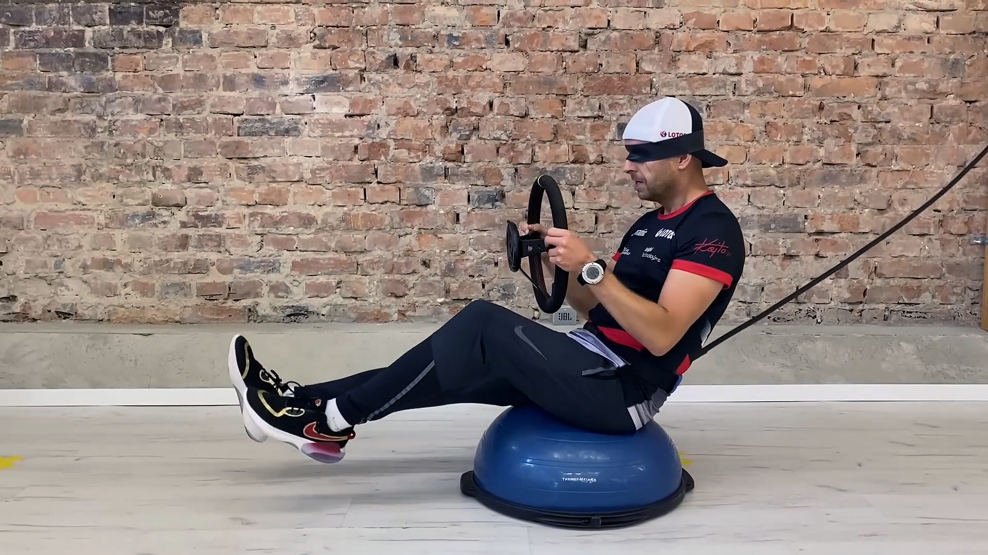 Nie tylko za k&oacute;łkiem &ndash; trening kierowcy rajdowego