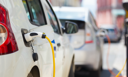 Niższe ceny i coraz większy wyb&oacute;r przekonują Polak&oacute;w do aut elektrycznych