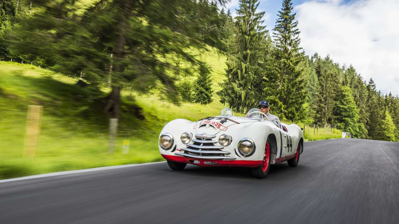  Hans-Joachim Stuck za kierownicą historycznego modelu Skoda Sport