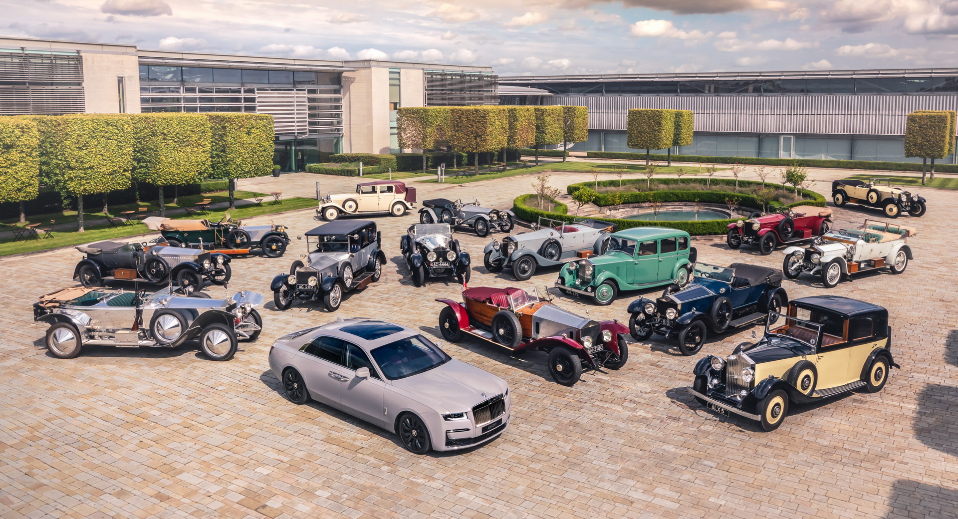  Rolls-Royce Ghost 2021 i słynni poprzednicy