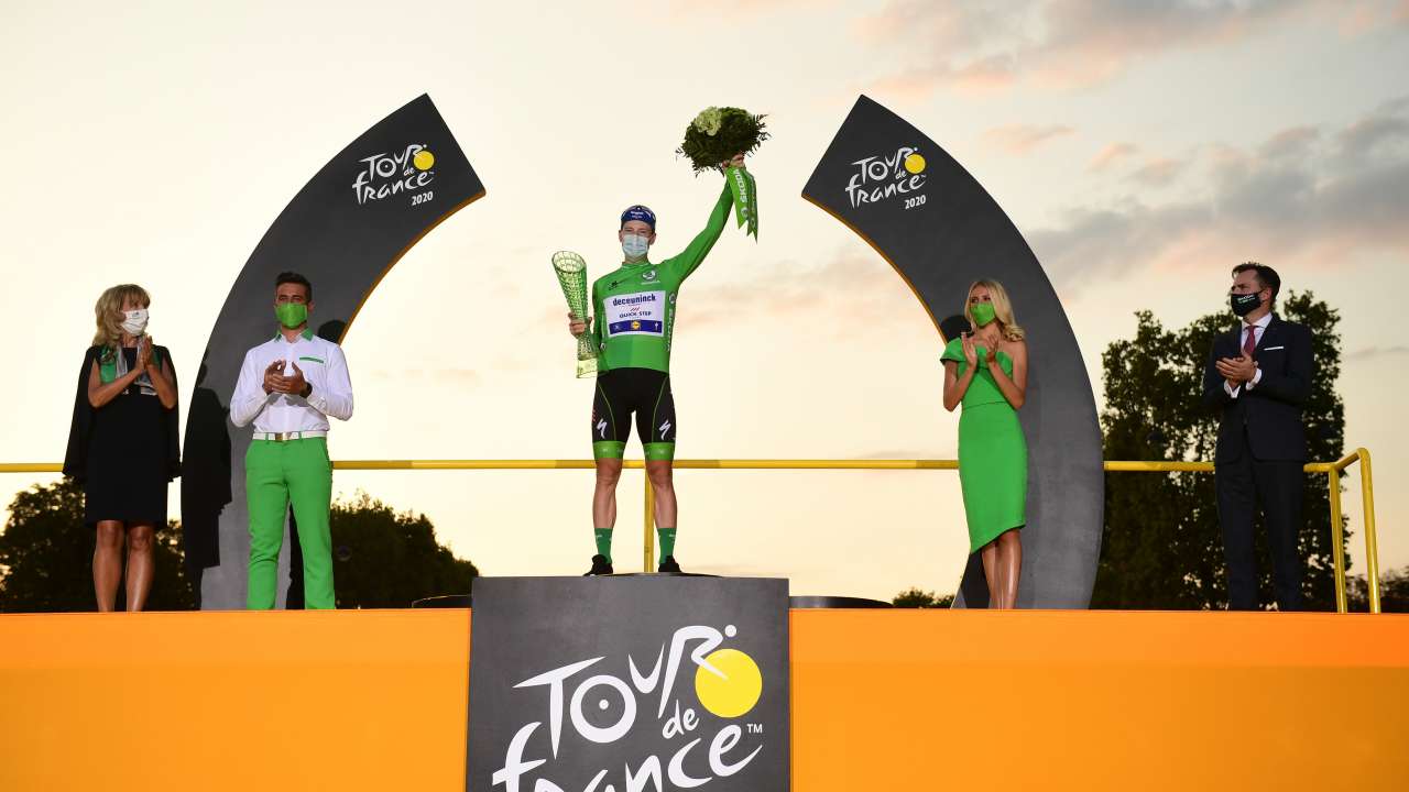  Zwycięzca 107. Tour de France z trofeum zaprojektowanym przez Skodę