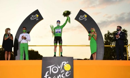  Zwycięzca 107. Tour de France z trofeum zaprojektowanym przez Skodę