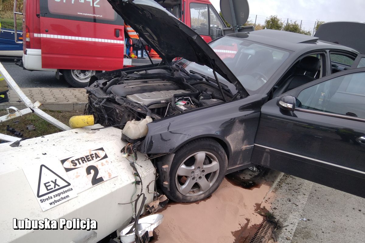  Pijany z impetem wjechał w stację paliw