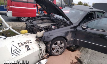  Pijany z impetem wjechał w stację paliw