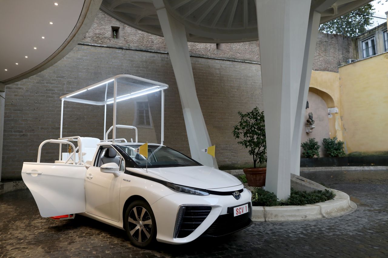 Papież Franciszek z wodorowym Papamobile
