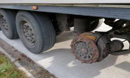 Naczepa bez dw&oacute;ch k&oacute;ł i z usterkami