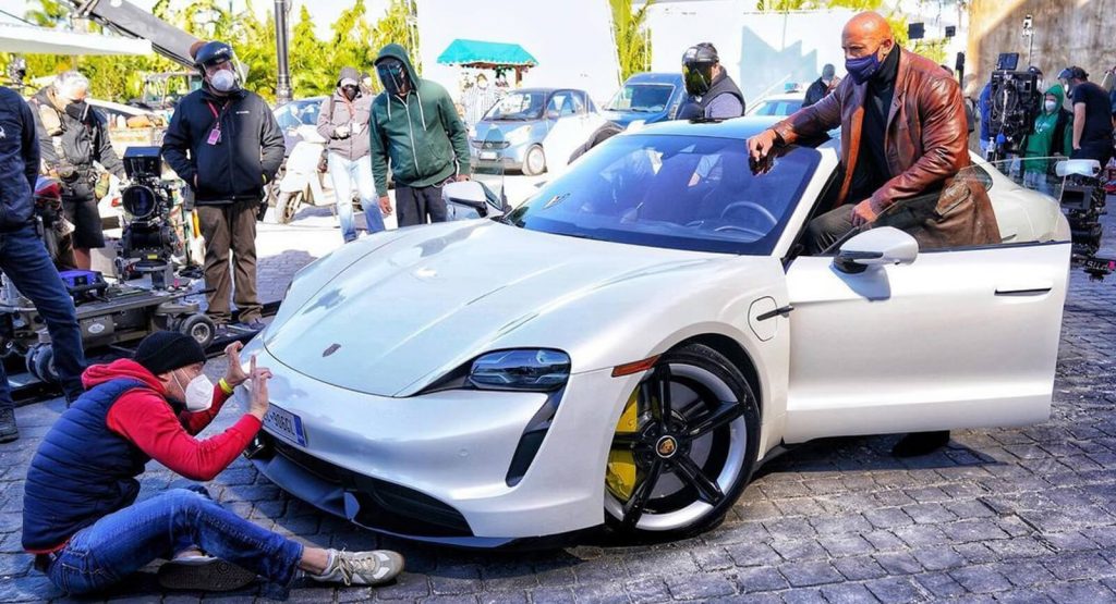 Porsche Taycan okazał się za mały dla Dwayne'a Johnsona