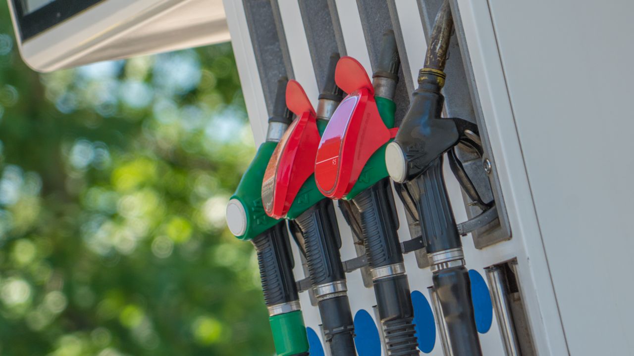 Paliwa na stacjach benzynowych nieznacznie tanieją