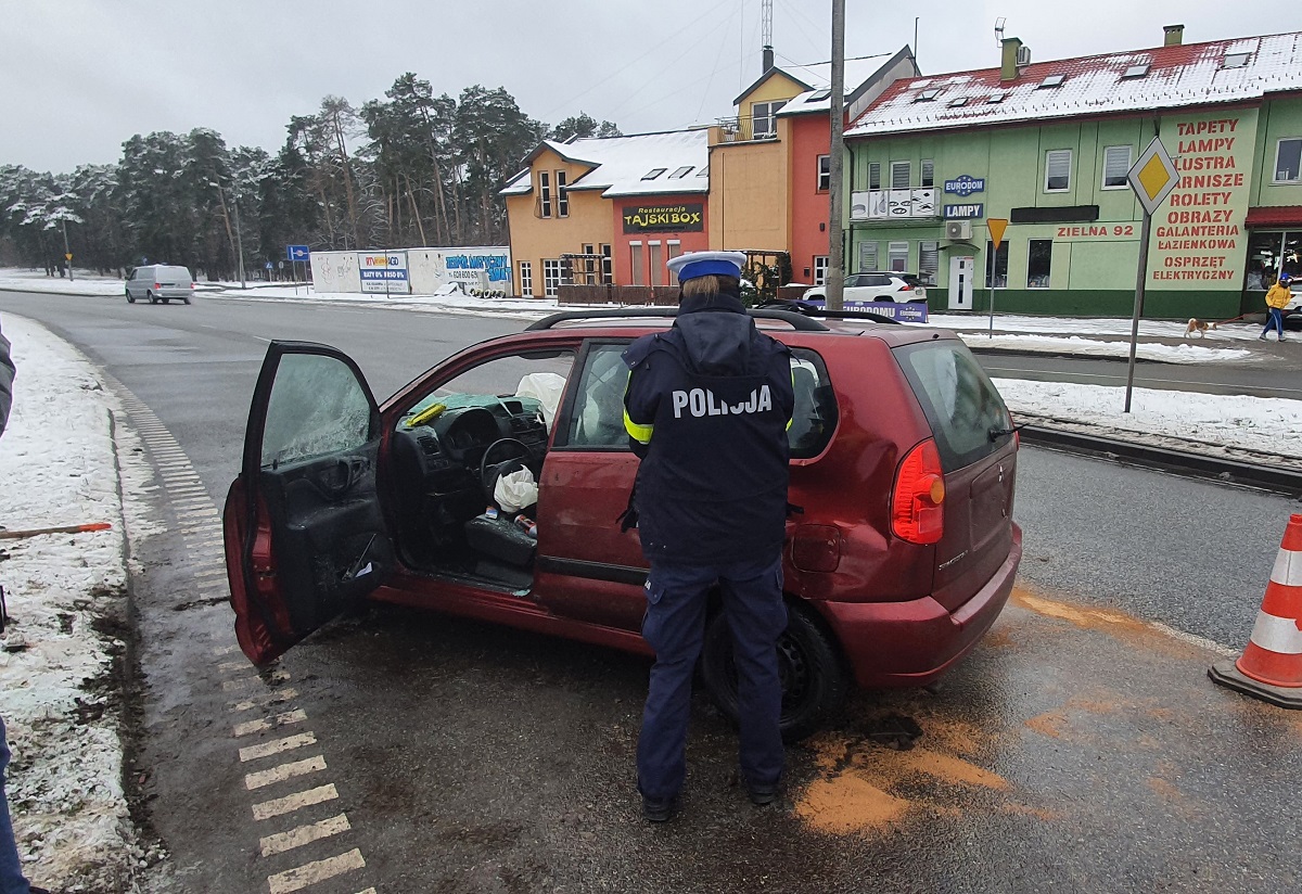  Uciekał przed kontrolą drogową kradzionym autem i ...