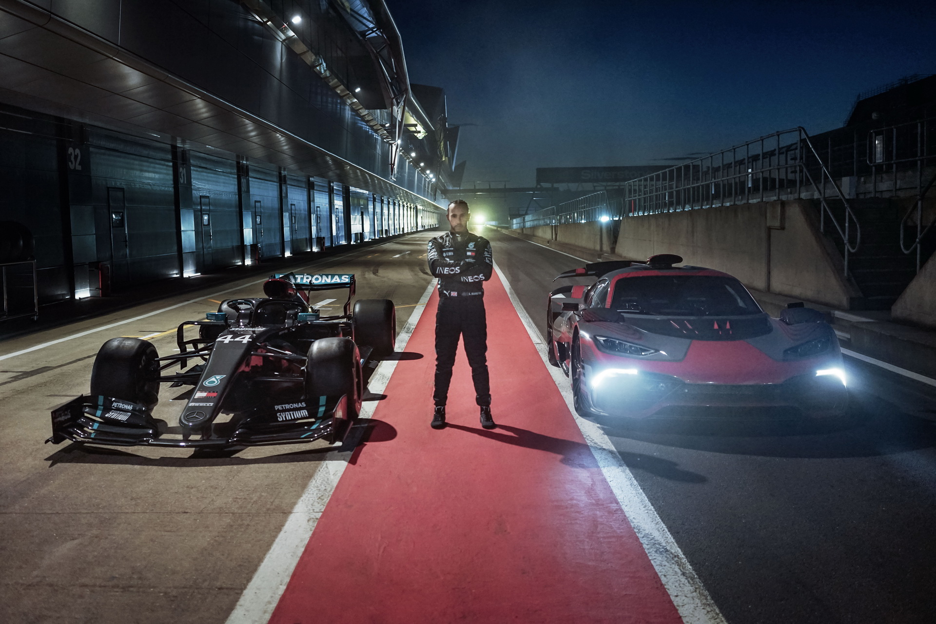 Lewis Hamilton zostaje z Mercedesem