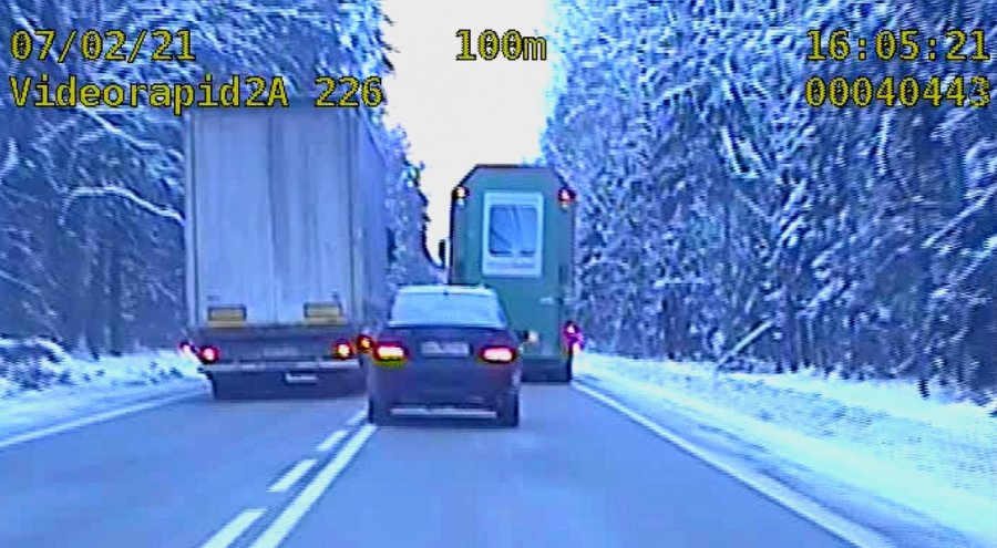 Niebezpieczne wyprzedzanie tir&oacute;w na krajowej &oacute;semce
