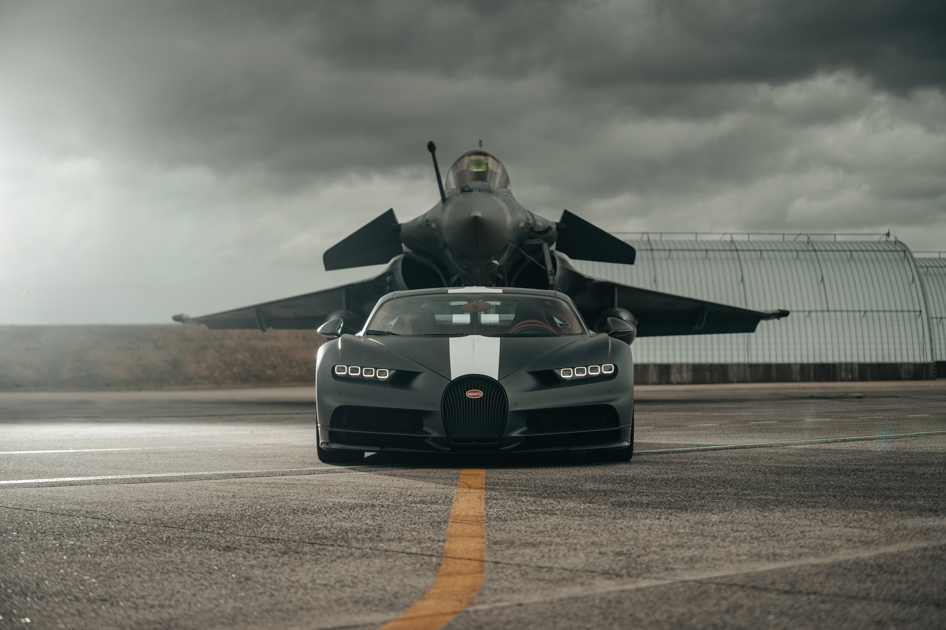 Bugatti Chiron Sport vs myśliwiec