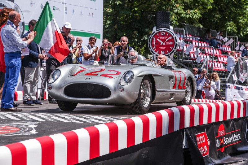 Mercedes oddaje hołd Sir Stirlingowi Mossowi