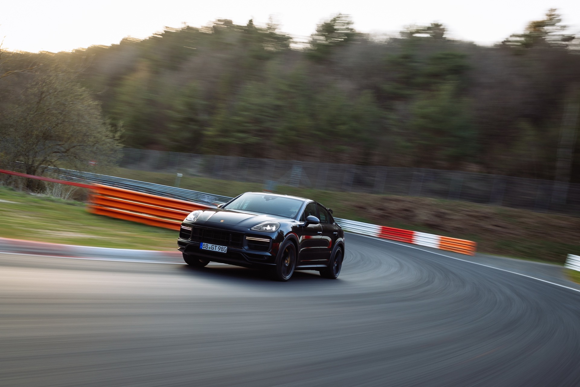  Topowa wersja Porsche Cayenne Turbo Coup&eacute; z rekordem  na N&uuml;rburgringu