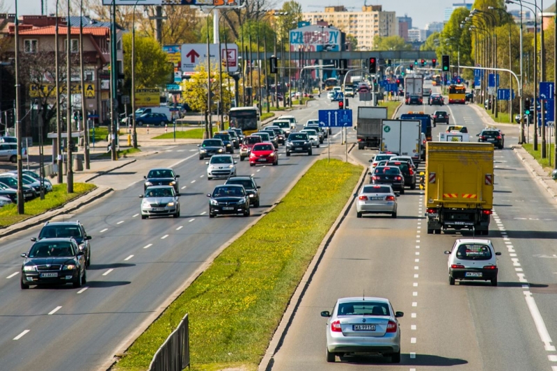 Polacy chcą lepszej komunikacji miejskiej i mniej aut w miastach?