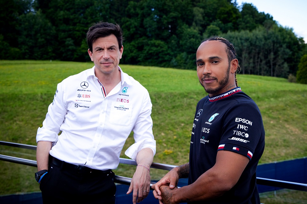 Lewis Hamilton zostaje w Mercedesie