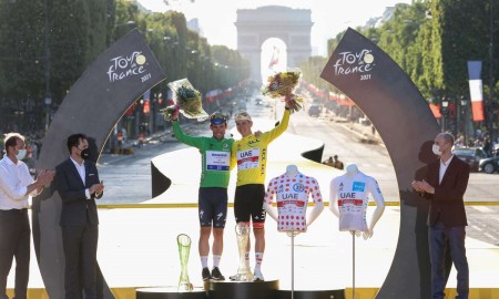  Zwycięzca Tour de France z kryształowym pucharem od Skody