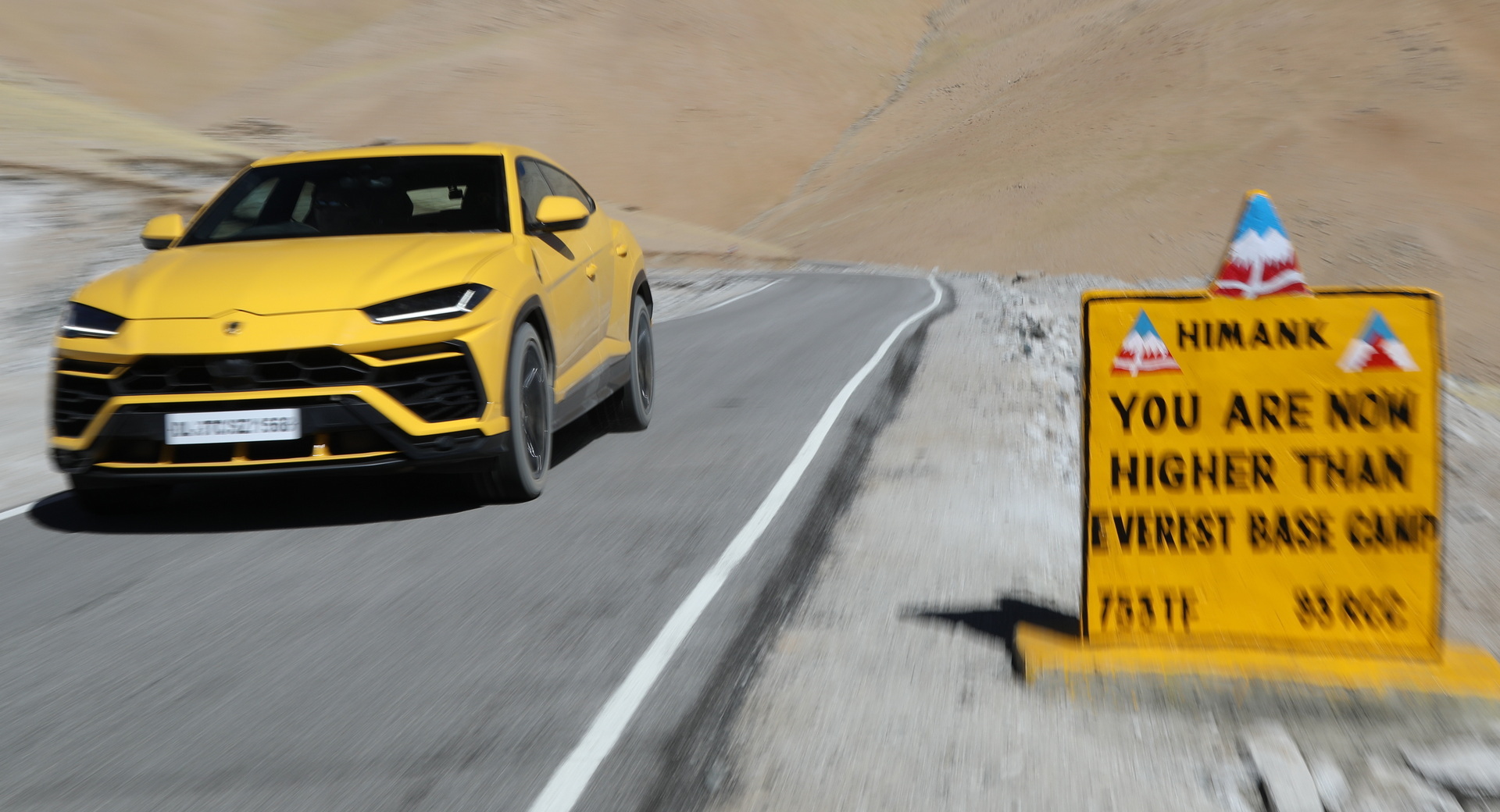 Lamborghini Urus na przełęczy Umling La