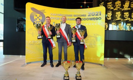Mistrzowie MX-5 Cup Poland z pucharami