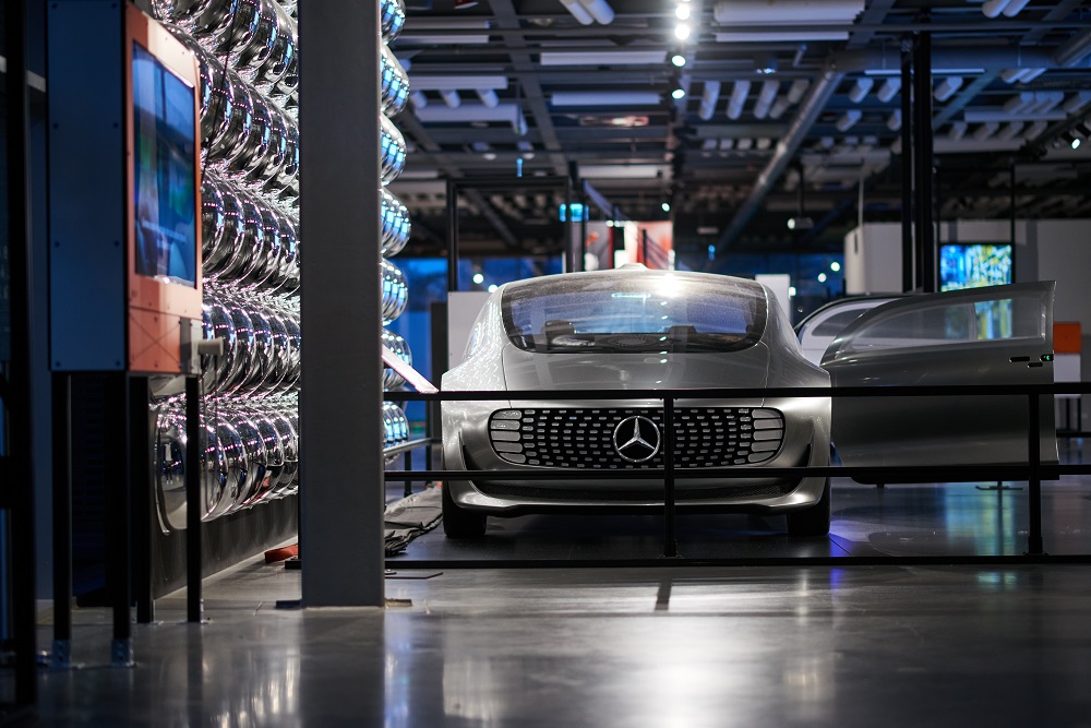 Futurystyczny Mercedes F 015 w Centrum Nauki Kopernik