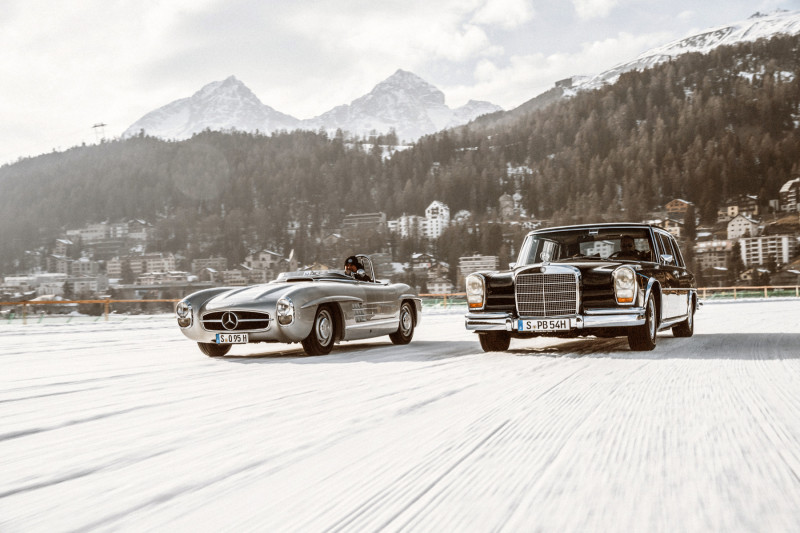Klasyki Mercedesa na skutym lodem jeziorze St. Moritz