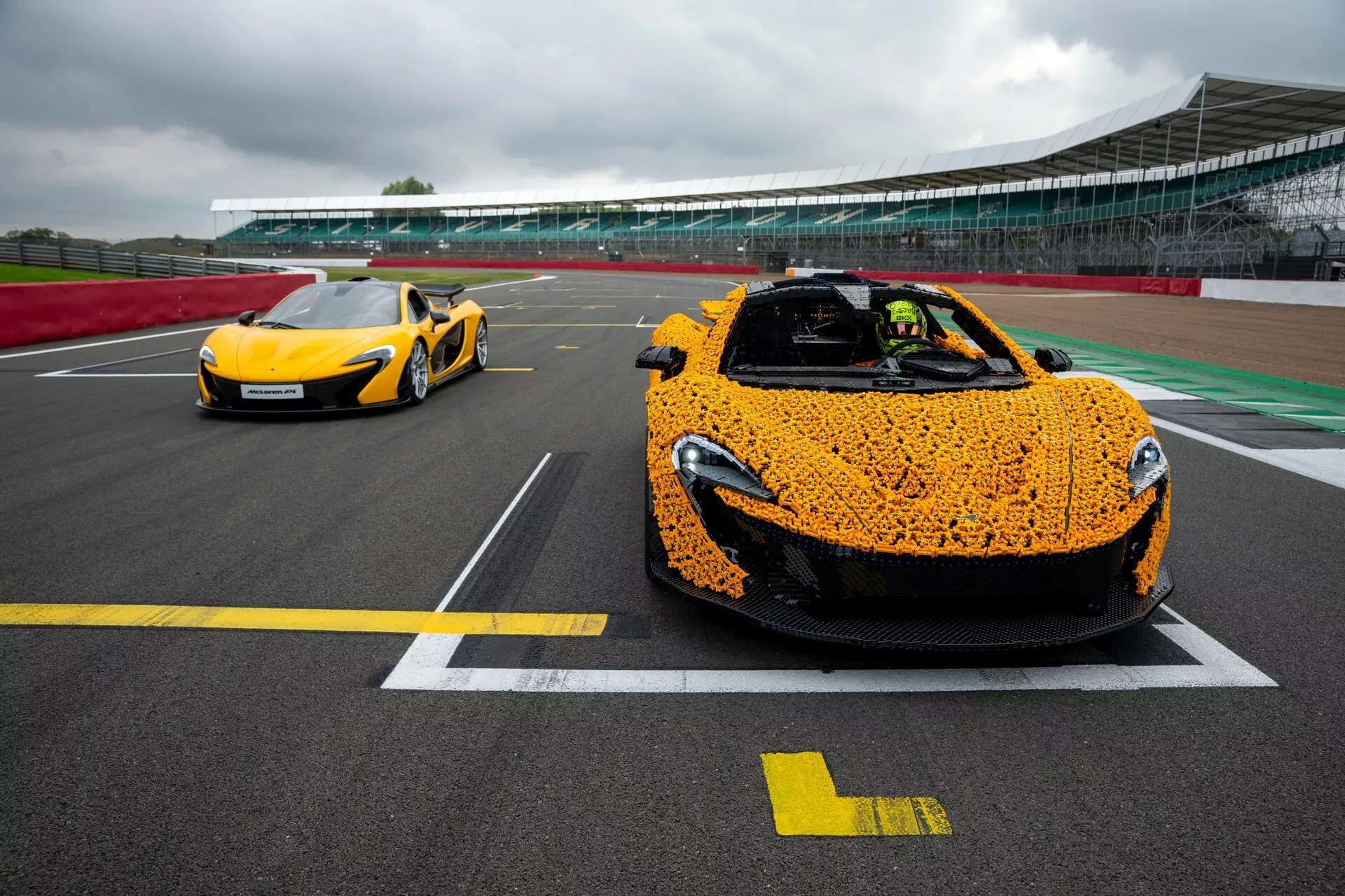 McLaren P1 z klock&oacute;w LEGO wyjechał na tor