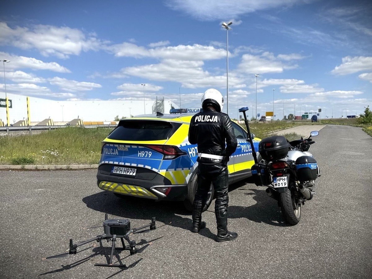 Dron na autostradzie