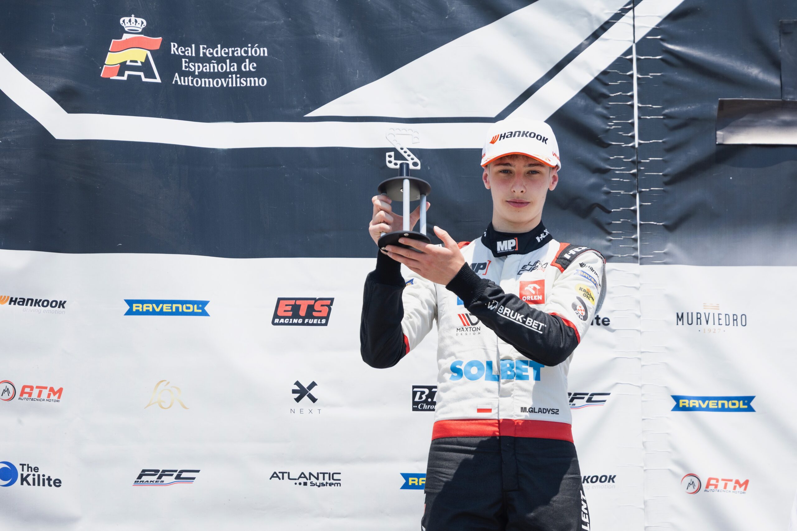 Maciej Gładysz na podium debiutant&oacute;w Eurocup-3