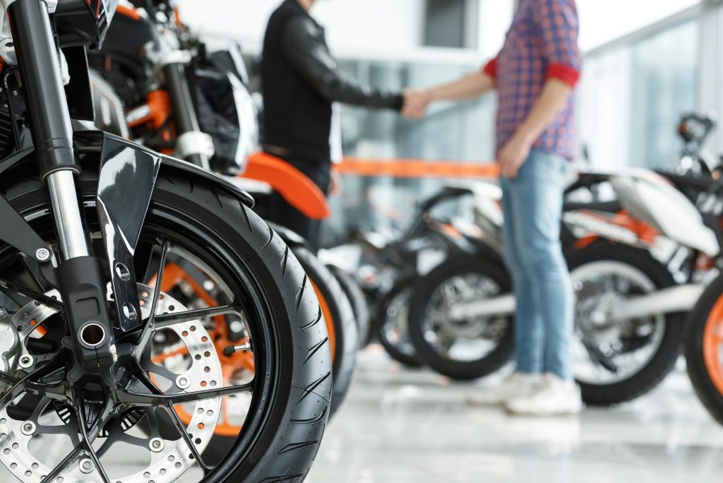 Sprzedaż motocykli na pełnym gazie