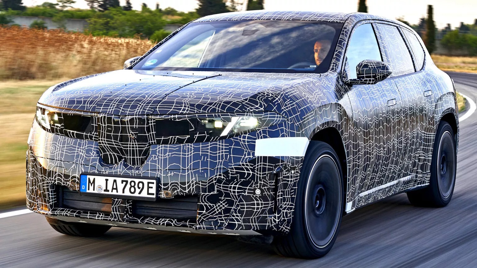 Prototyp BMW zderzył się z autobusem
