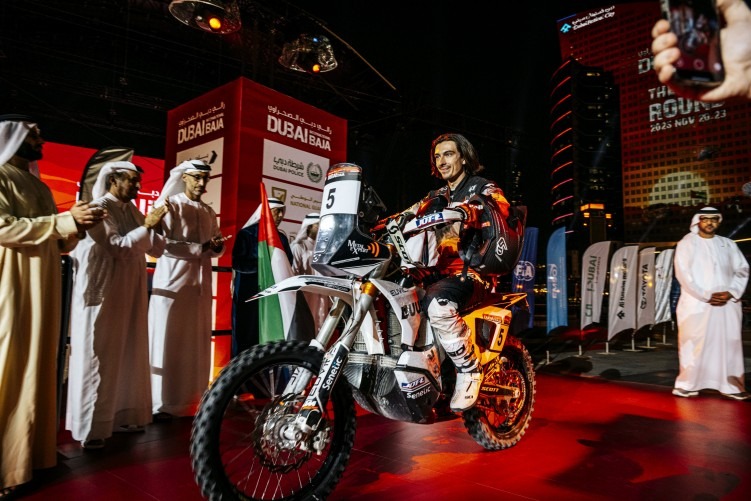 Konrad Dąbrowski wygrywa Dubai Baja