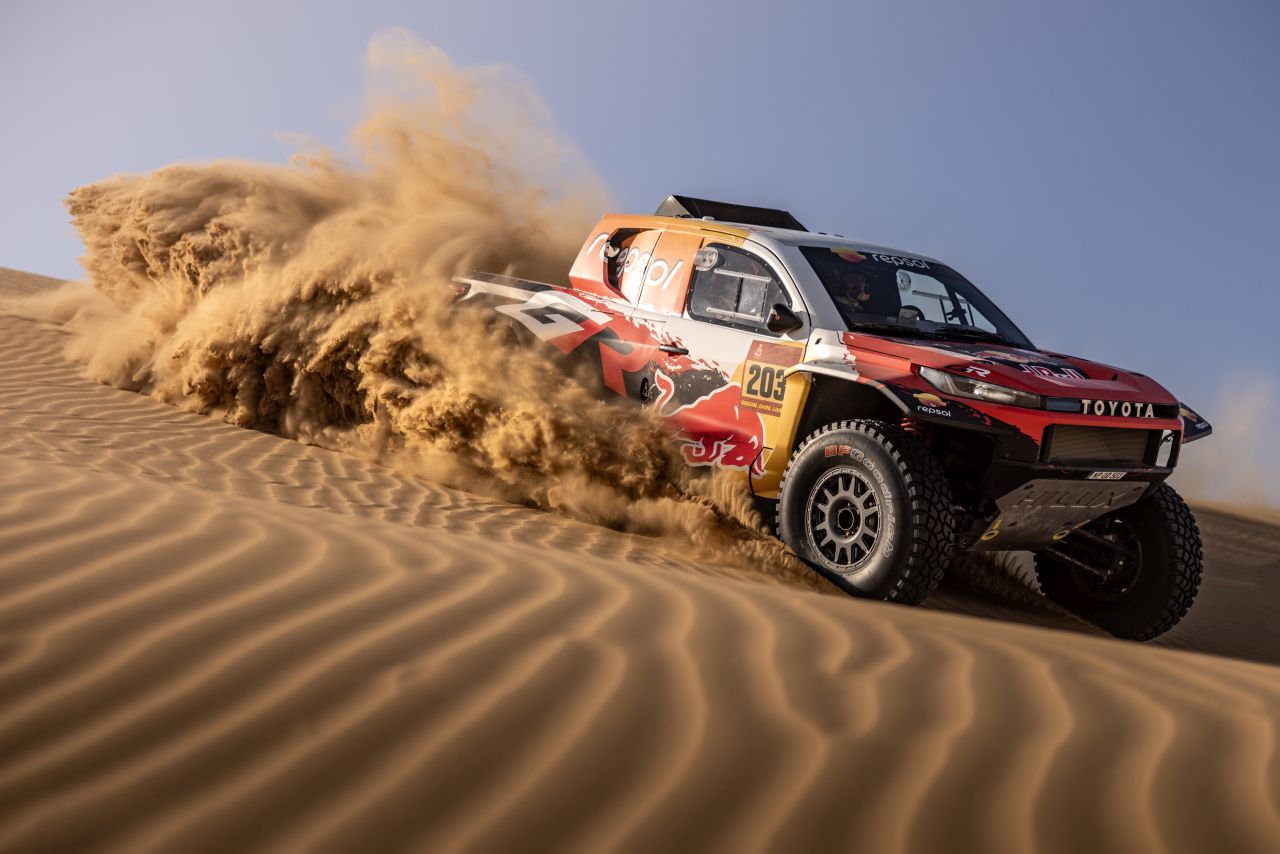 Toyota z nowym DKR GR Hiluxem