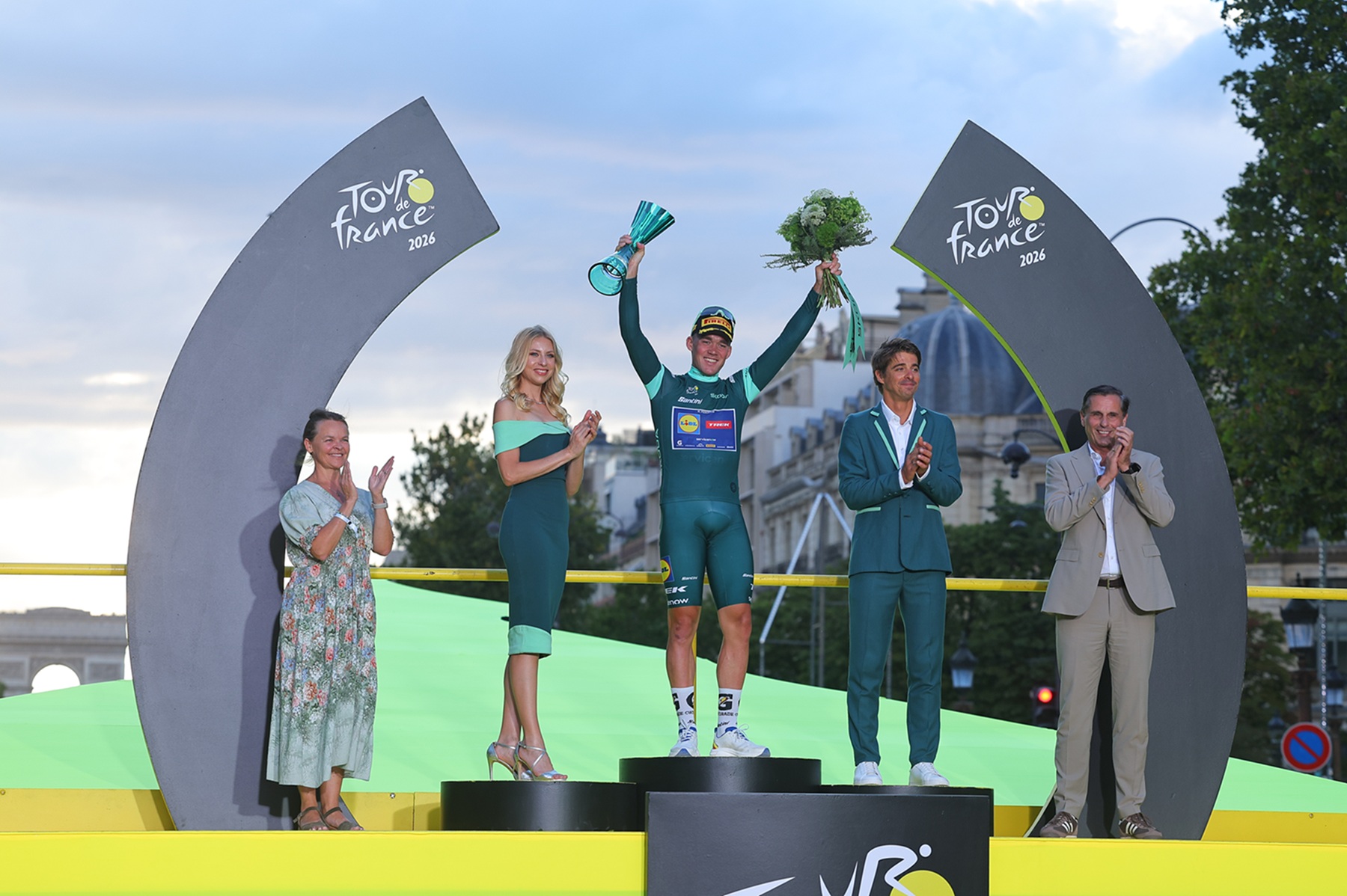 Zwycięzca Tour de France z trofeum od Skody