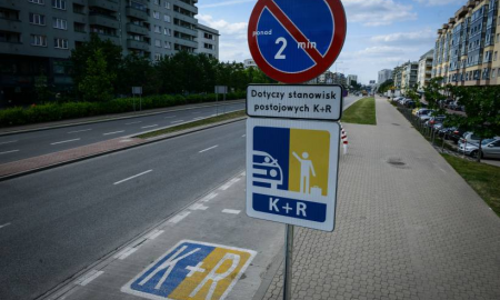 Niebiesko-ż&oacute;łte oznaczenia na ulicy 