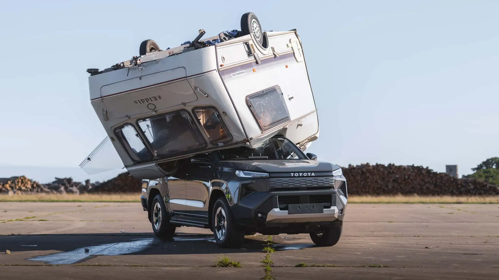 Test wytrzymałości Toyoty Hilux