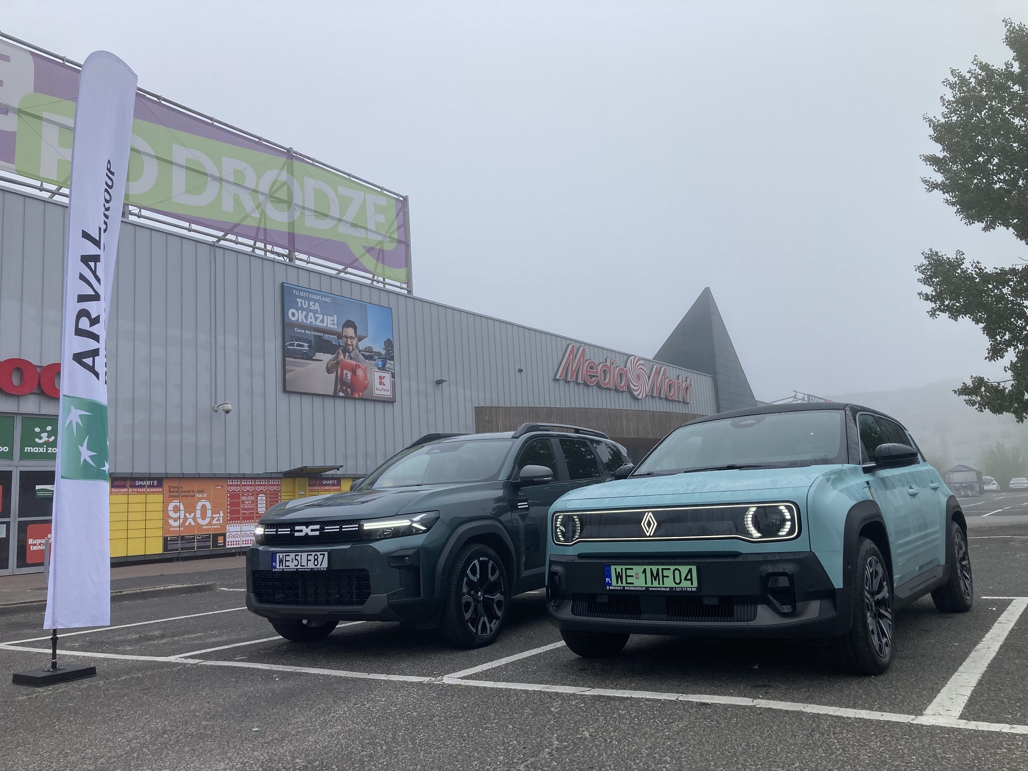 Dacia Bigster Hybrid kontra Renault Scenic E-Tech electric, rower i komunikacja miejska