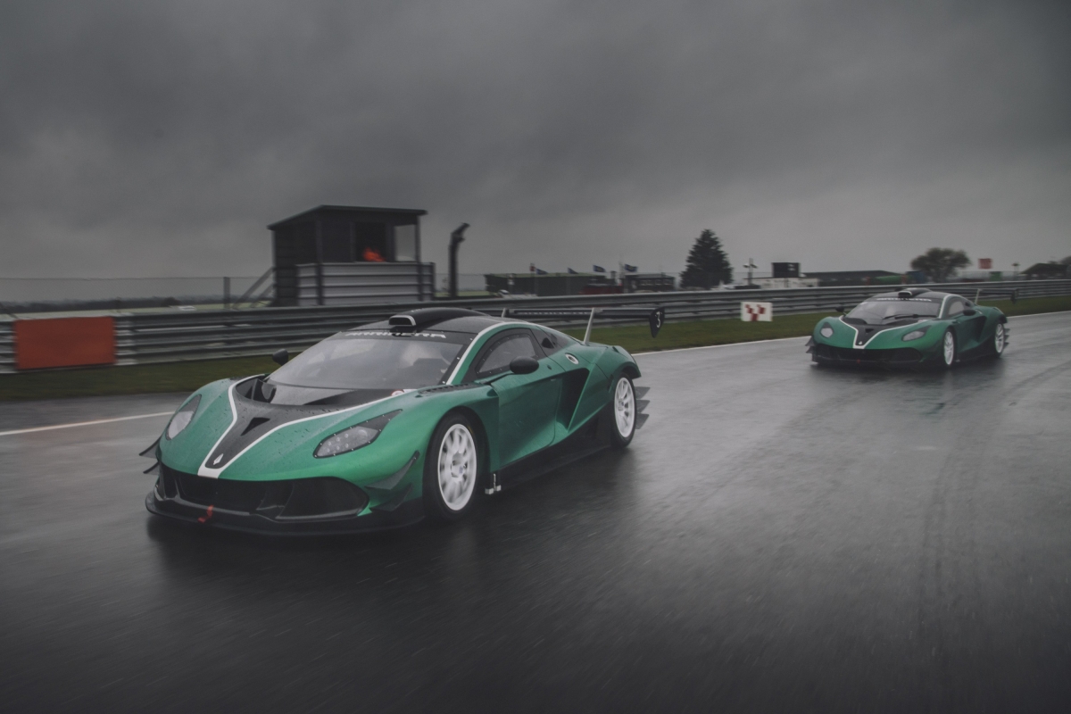 Kierowca BTCC za kierownicą Arrinery Hussarya GT