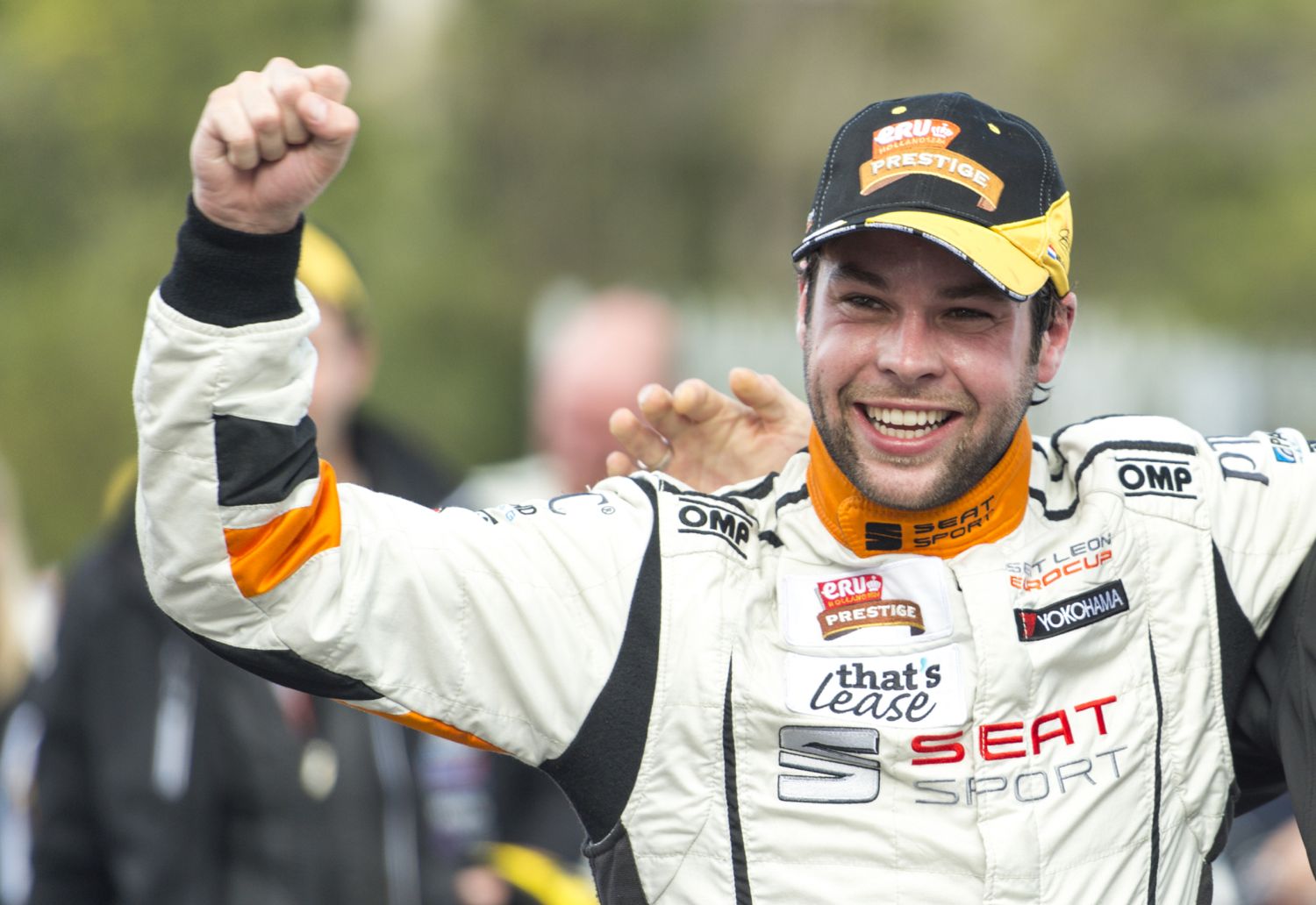 Niels Langeveld z pucharem Seat Leon Eurocup