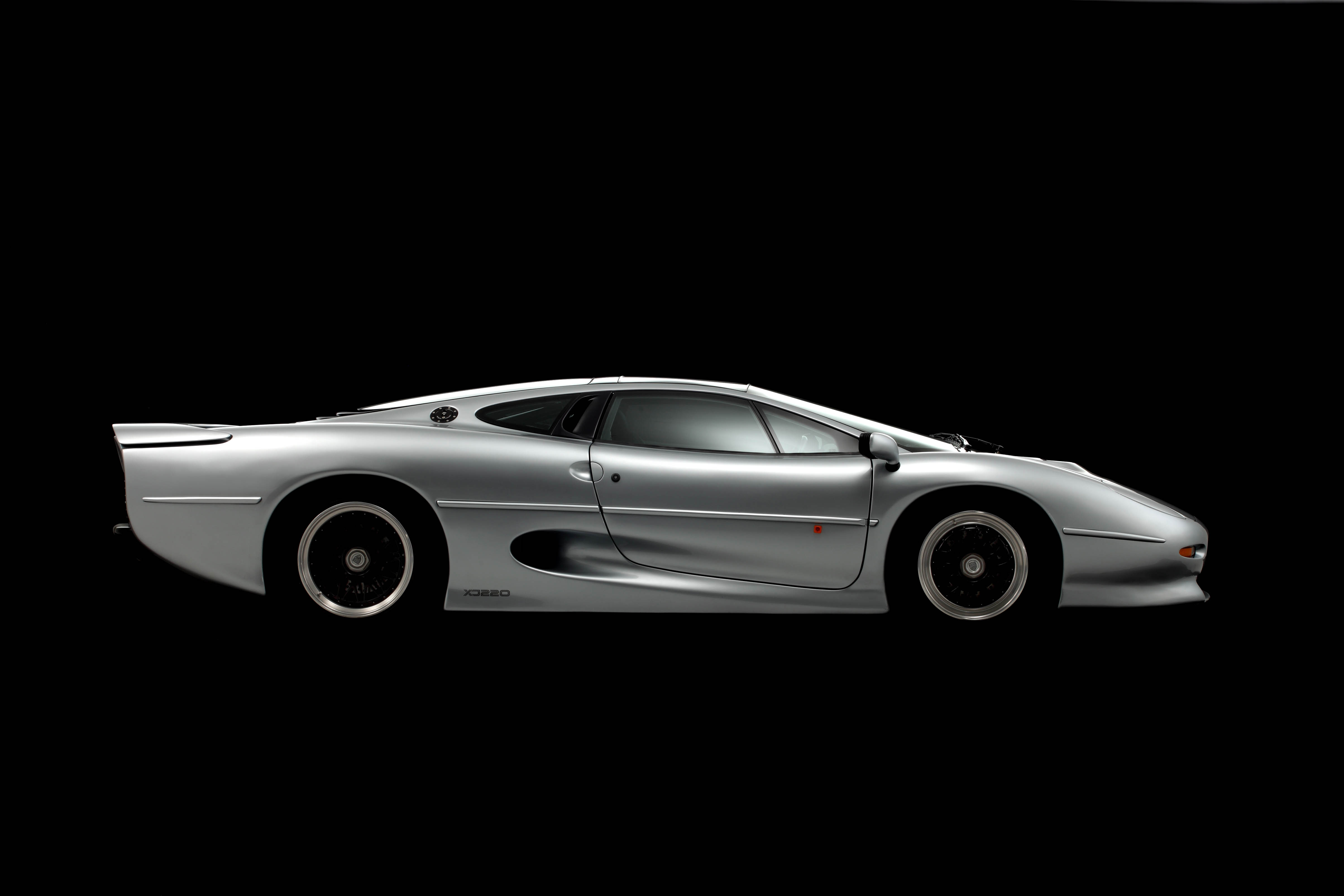 Jaguar XJ220 z nowymi oponami od Bridgestone