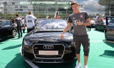 Robert Lewandowski w czarnym Audi RS 7