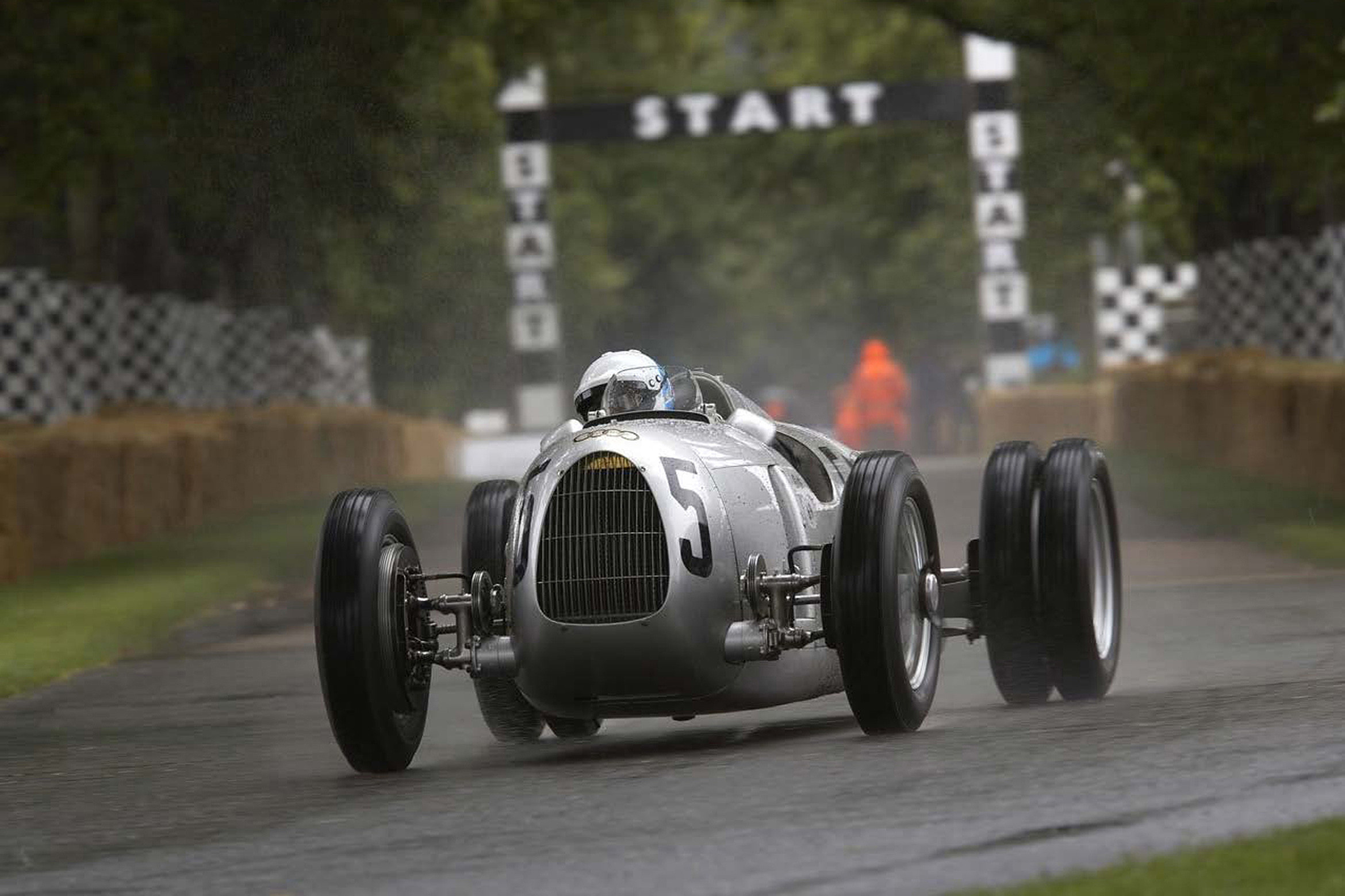 Perkusista Pink Floyd za kierownicą Auto Union Typ C z 1936 r.