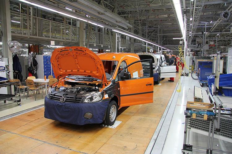 VW zatrudnił w nowej fabryce w Polsce 1,2 tys. os&oacute;b