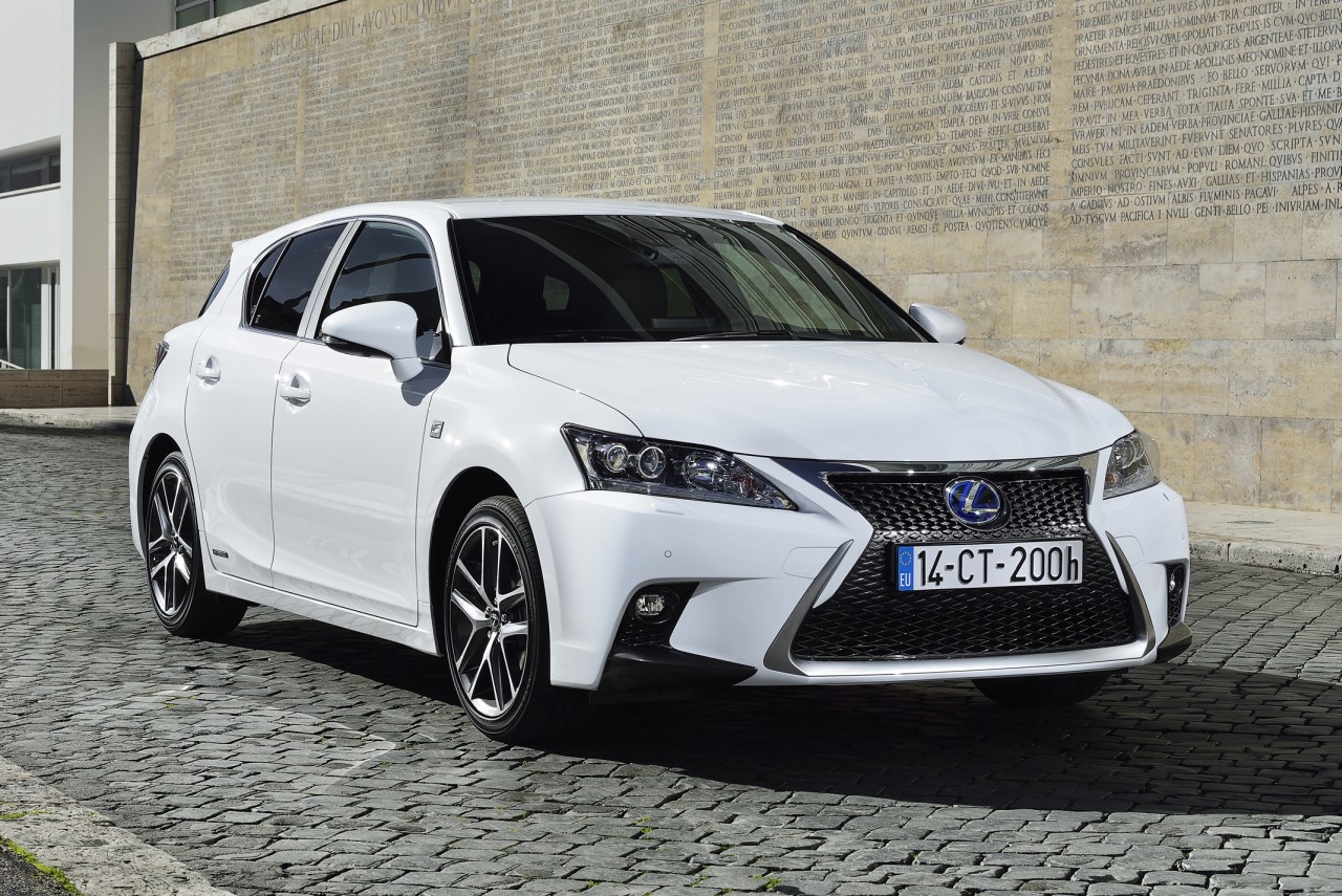 Lexus CT crossoverem?
